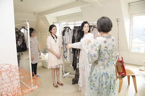Không chỉ là một nữ diễn viên, Lý Nhã Kỳ còn được biết tới với vai trò doanh nhân, sở hữu showroom Lynk Gallery thời trang cao cấp, sang trọng tại 30 Đồng Khởi, Quận 1, TP Hồ Chí Minh.